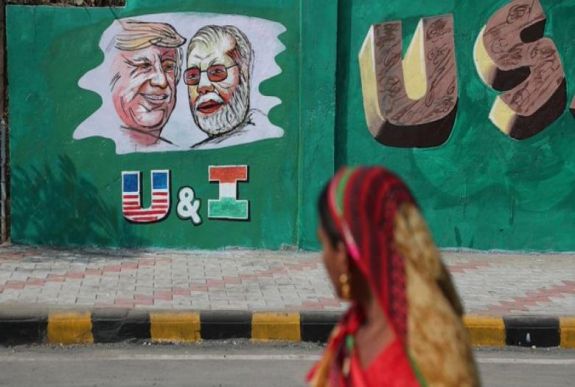 Falat építettek Indiában Trump látogatására egy nyomornegyed előtt