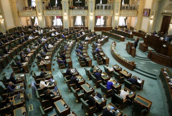 FRISSÍTVE - Elutasította a szenátus az előre hozott választásokról szóló sürgősségi rendeletet