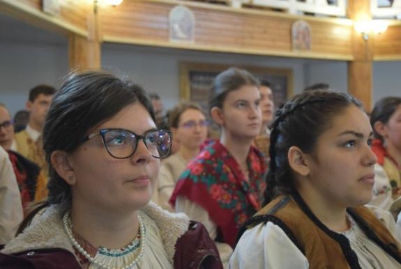 Megújult a gyimesfelsőloki katolikus gimnázium épülete, ünnepelt a közösség