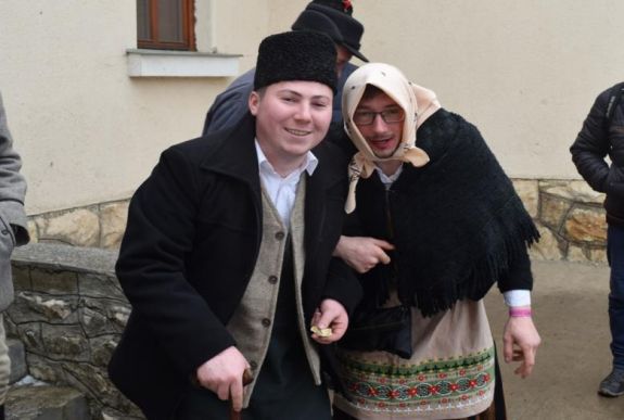 Rúzsos puszi, ördögölelések: így búcsúztak a farsangtól Gyergyószárhegyen