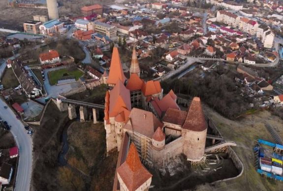 Kincsesládánk, Erdély: büszke vártornyok és bedőlt kémények városa, Vajdahunyad