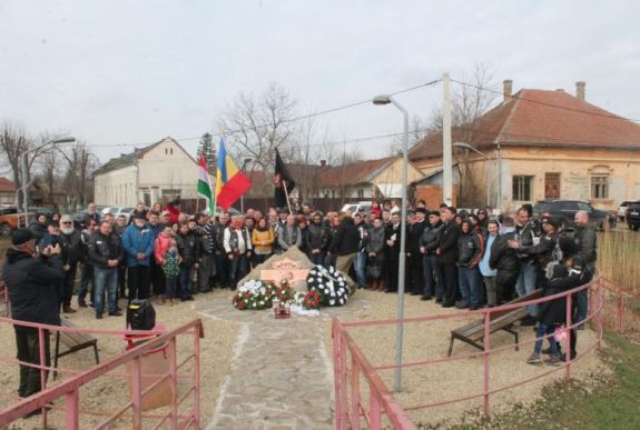 Az elhunyt motorosok tiszteletére avattak emlékművet Szalárdon