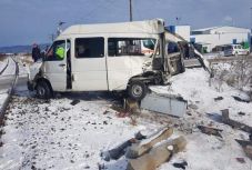 Személyvonattal ütközött egy mikrobusz Brassó megyében