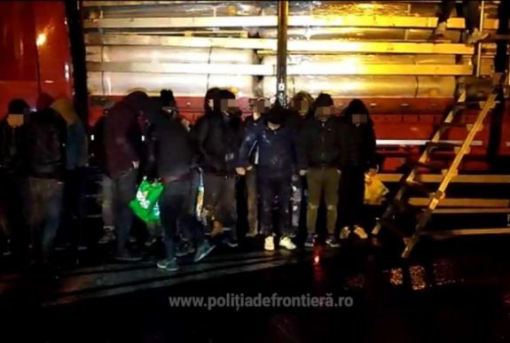 Húsz migránst szállítottak le egy kamionról Nagylaknál