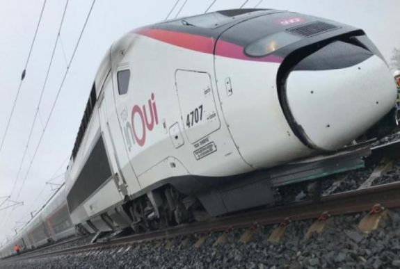 Kisiklott egy francia gyorsvonat 348 utassal a fedélzetén