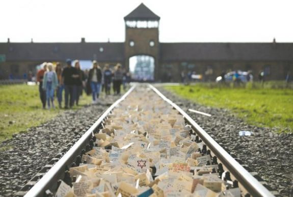 A koronavírus miatt elhalasztják az auschwitzi Élet menetét