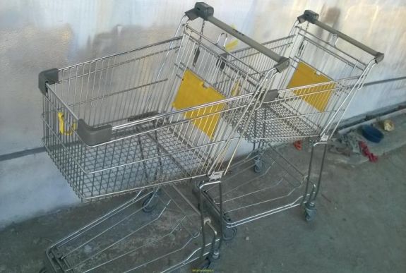 Fertőtlenítik a boltok bevásárlókocsijait