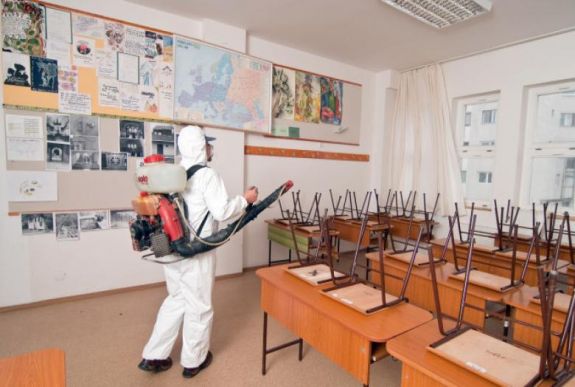 Törvénytervezet: járjon kötelezően szabadnap a szülőnek, ha az iskolában kényszerszünet van