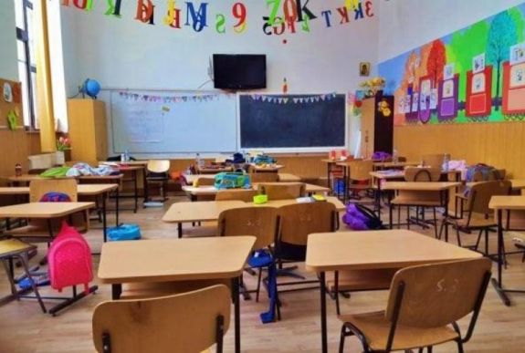 Eldőlt: kényszervakáció esetén fizetett szabadnapokat kap az egyik szülő