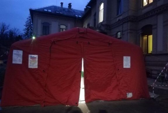 Bűnügyi eljárás indult a koronavírust terjesztő kovásznai házaspár ellen