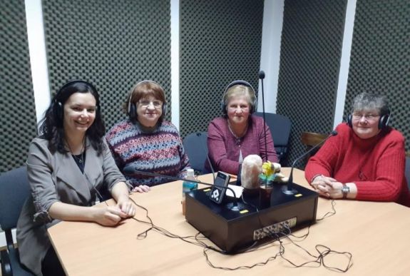 Önkéntesmunka-lehetőségek fiataloknak középiskola után: szenior klubban, idősek mellett