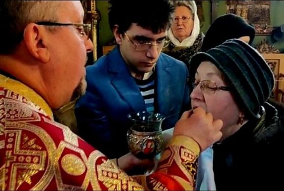 Kézzel osztogatta áldoztatáskor a kenyeret egy szebeni ortodox pópa