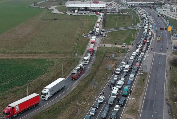 FRISSÍTVE - Kedd este óriáskonvoj indul Hegyeshalomtól a román határátkelők felé