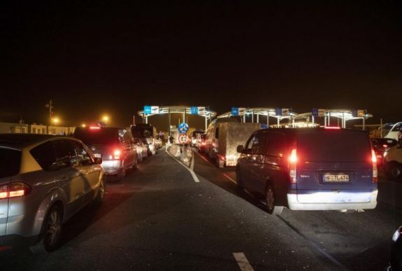 FRISSÍTVE – Több ezer fős konvoj lépett be az országba Nagylaknál az éjjel