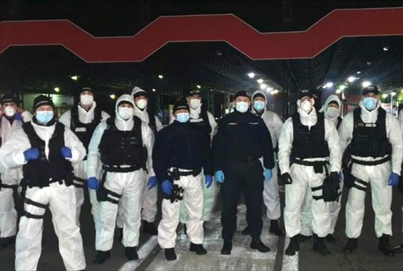 Hazáig kísérik a rendőrök a borsi határátkelőhöz érkező romániaiakat