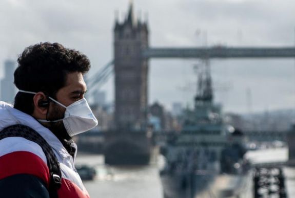 Koronavírus: száz fölé emelkedett a nagy-britanniai halálos áldozatok száma