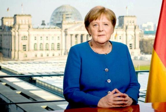 Angela Merkel: történelmi jelentőségű feladat a járvány lassítása