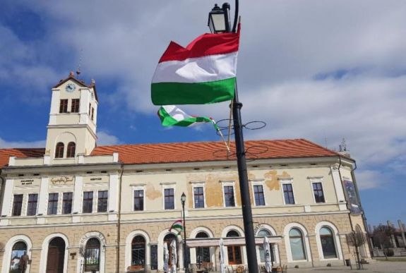 Antal Árpád: a járvány idején a magyar zászlók számolásával foglalatoskodik a prefektus