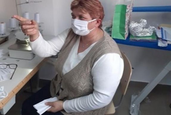 Inkább védőmaszkokat készít egy népviseleti ruhákra szakosodott varróműhely 