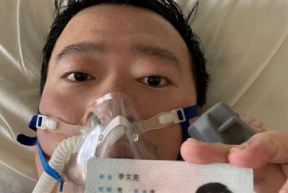 „Ünnepélyesen bocsánatot kértek” a koronavírusra elsőként figyelmeztető orvos meghurcolásáért