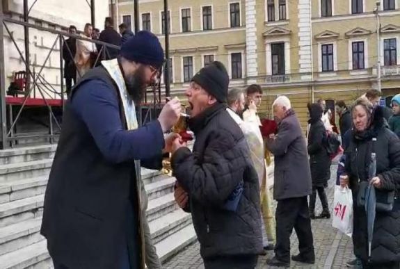 Kolozsváron szentelt kanállal „osztogatják” a koronavírust (VIDEÓ)