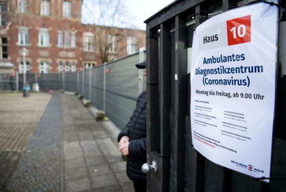 Nem tartózkodhat kettőnél több ember együtt közterületen Németországban