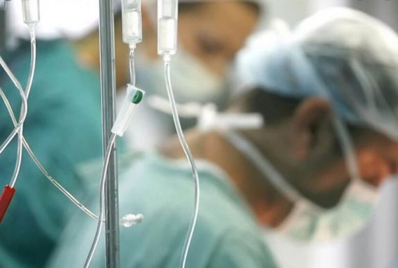 Ki ügyel a gyermekeikre? Nehéz helyzetben az egészségügyben dolgozó szülők