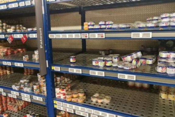 Vitték a konzerveket, mint a cukrot: 37 százalékkal nőtt a kiskereskedelmi forgalom