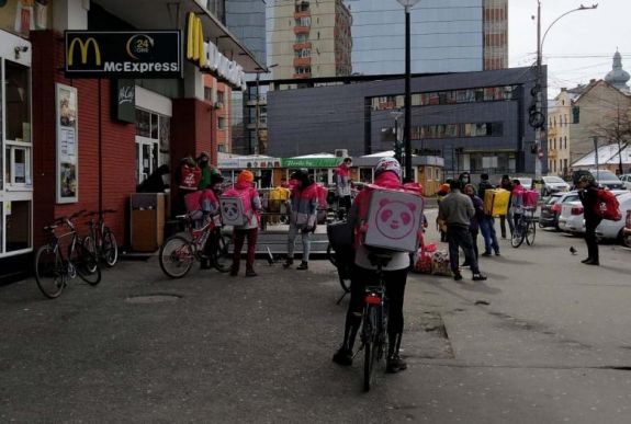 A vendéglátóipar agonizál, az ételfutár cégek hasítanak Romániában
