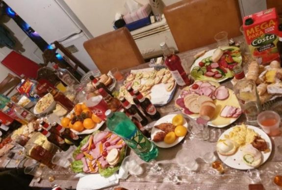 Koronavírus: hatalmas házibulit oszlattak szét az angol rendőrök