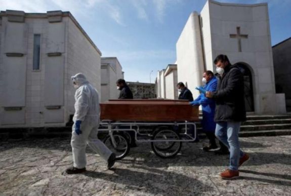 Olaszország: több mint nyolcszázzal nőtt a járványban elhunytak száma