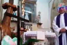 Bekapcsolva felejtette az effekteket az online misére készülő pap (VIDEÓ) 