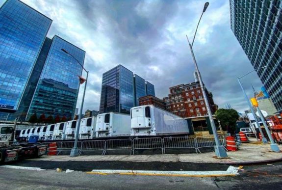 Koronavírus: New Yorkban hűtőkamionokban tárolják a holttesteket