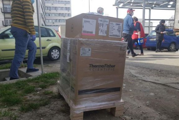 Megkezdték a próbavizsgálatokat az aradi koronavírus-tesztgépen