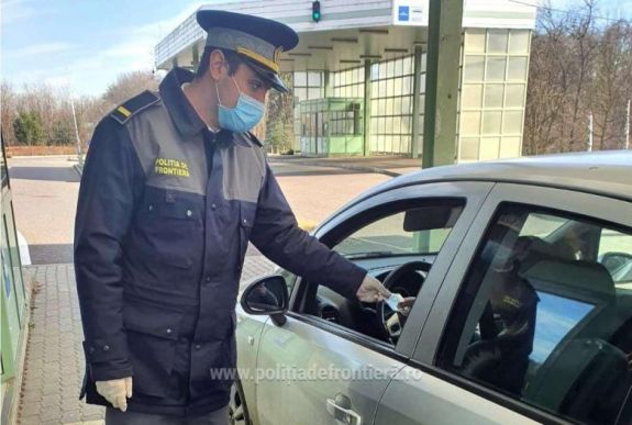 Ki akarják játszani a karantént: sokan gyalog kelnek át a magyar-román határon