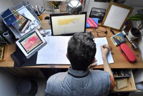 Felmérés: a tanárok 54 százaléka minden diákjával értekezni tud a kényszervakációban