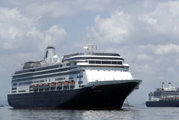 Kiköthet a Floridánál veszteglő két üdülőhajó, de a betegek nem szállhatnak partra