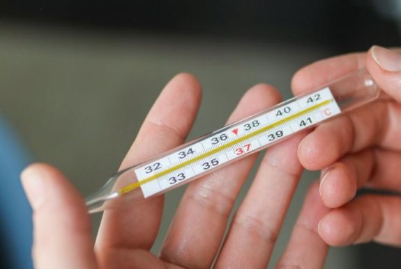 Kijátszotta a gyülekezési tilalmat egy pap, több hívő kórházban kötött ki