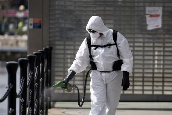 Egy nap alatt több mint hétszázzal emelkedett a brit halálos áldozatok száma