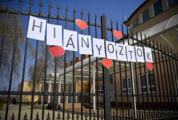 Koronavírus: meghalt két beteg és 733-ra emelkedett a fertőzöttek száma Magyarországon