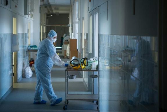 Meghalt négy ember, 744-re nőtt az azonosított fertőzöttek száma Magyarországon