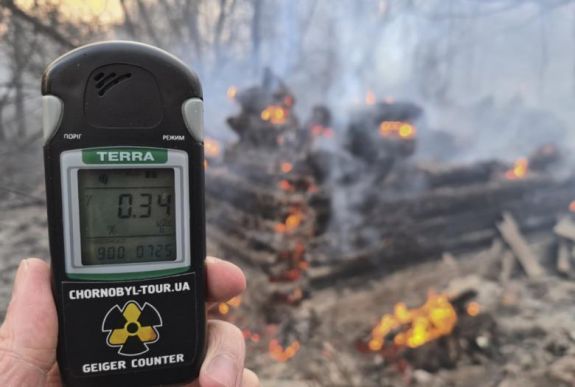 Harmadik napja ég egy erdős terület a csernobili tiltott övezetben