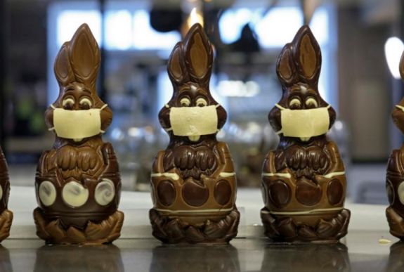 Még a csokinyulak is maszkot kapnak egy belgiumi cukrászdában