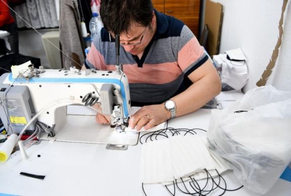 Egészségügyi maszkok készültek a szatmárnémeti színház műhelyeiben