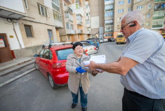 Kijárási nyilatkozatokat és kézfertőtlenítőt osztanak Sepsiszentgyörgyön