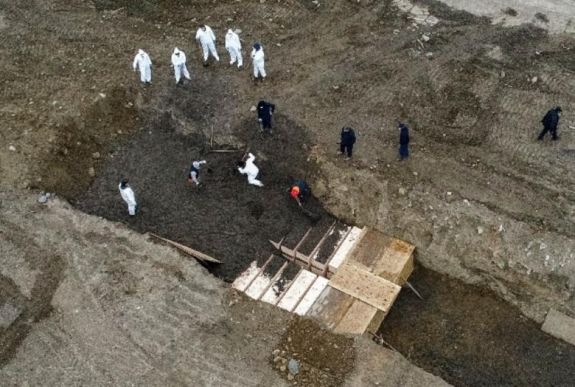 Tömegsírokba temetik a halottakat New Yorkban