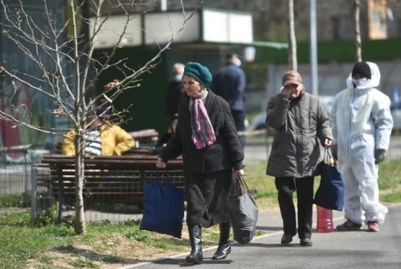 Meghosszabbíthatják az idősek kijárási korlátozásait Romániában