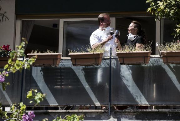 Több európai országban lazítanak a járványügyi intézkedéseken