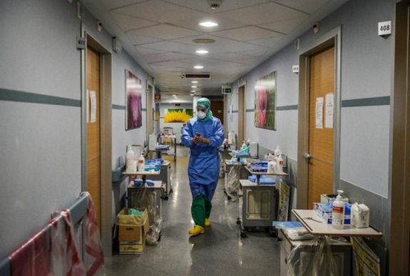 Spanyolországban egyre kevesebb a napi regisztrált új fertőzött