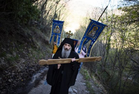 Mindeközben külföldön: korlátozások lesznek érvényben az ortodox húsvétkor más országokban